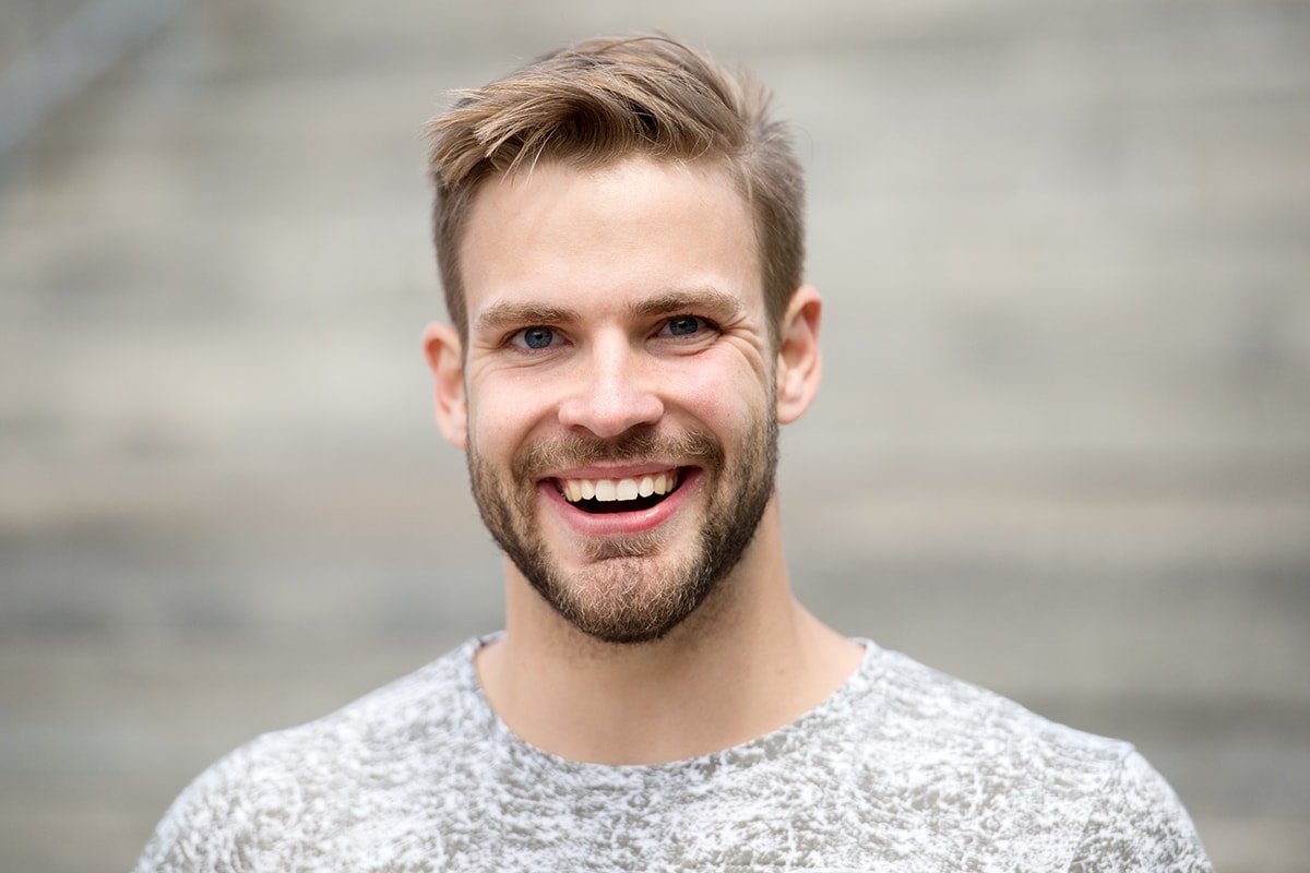 Conservadora Hombre Sonriendo