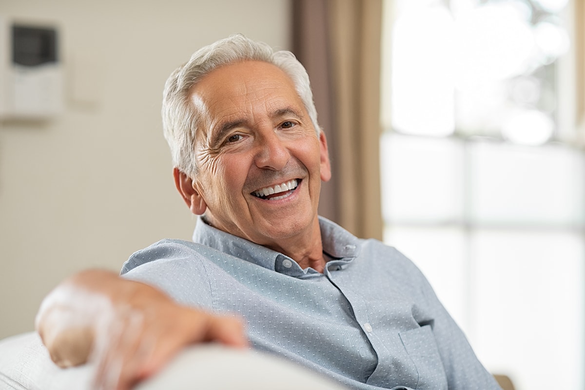 Implantes Hombre Sonriendo